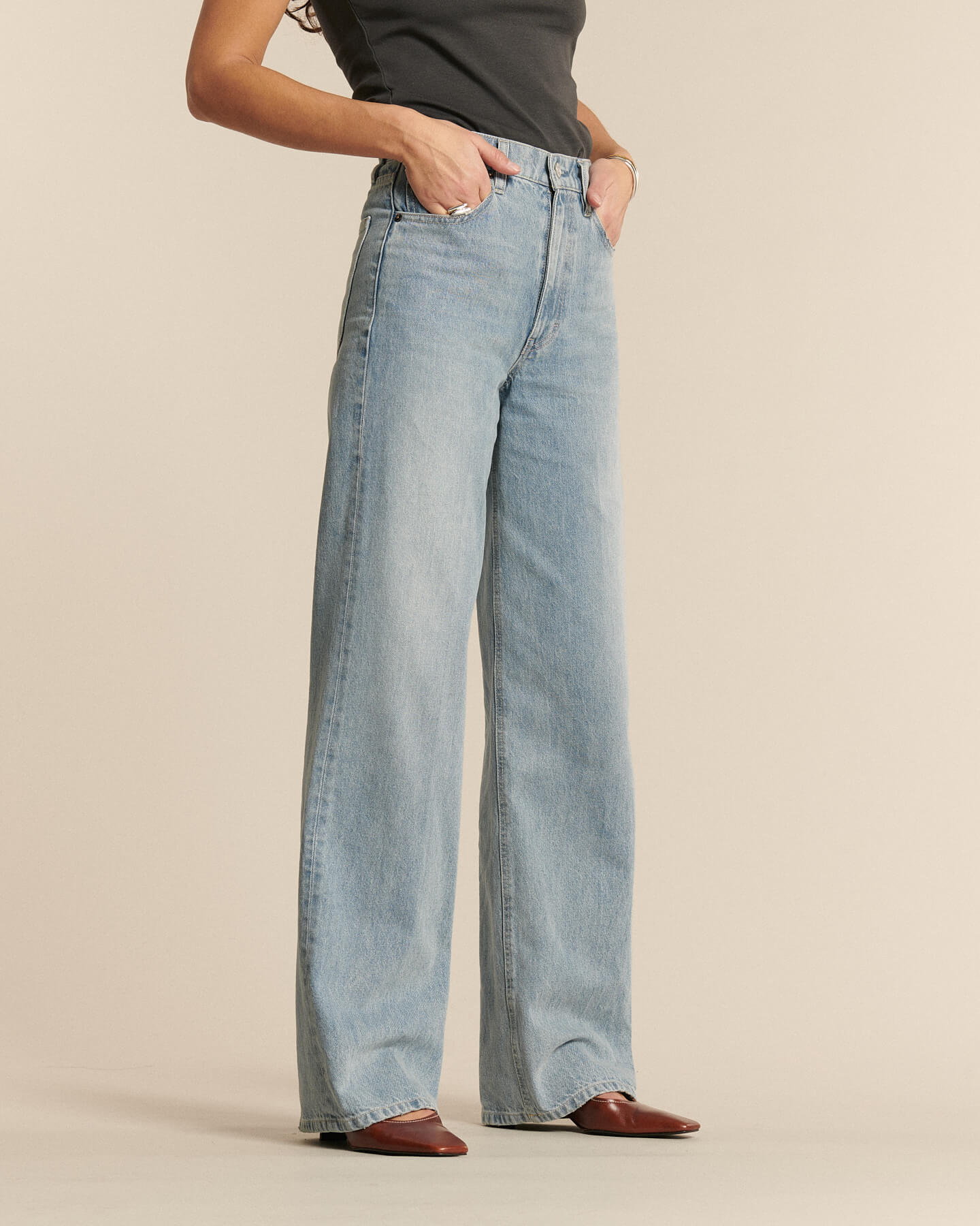 Jean en denim 100 % coton de couleur stone bleach claire, coupe droite large et fluide, offrant un tombé décontracté qui s’adapte à toutes les morphologies.
porté par le mannequin de face