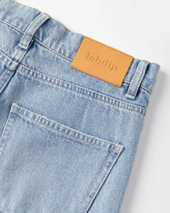 Jean en denim stone bleach clair 100% coton avec coupe droite et taille haute, offrant un ajustement confortable et élégant pour femme.