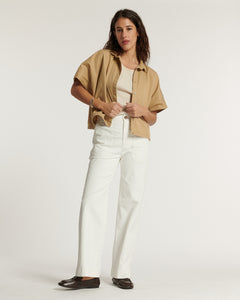 Jean blanc en denim stretch 100% coton, coupe droite et confortable qui s'adapte à toutes les morphologies, idéal pour un style décontracté et élégant.