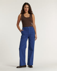 Jean en coton bleu outre-mer avec coupe droite et taille haute, offrant un ajustement confortable et une silhouette adaptée à toutes les morphologies.