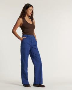 Jean pour femme en coton bleu outremer, coupe droite et légèrement large, avec poches pratiques sur les côtés, idéale pour un style décontracté et confortable.