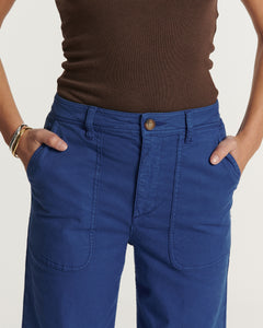 Pantalon en coton bleu outremer avec coupe droite et poches avant arrondies, offrant un confort extensible idéal pour toutes les morphologies féminines.