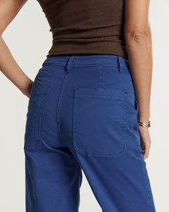 Jean en coton bleu outremer avec coupe droite et poches plaquées, offrant une silhouette fluide et un confort optimal pour toutes les morphologies.