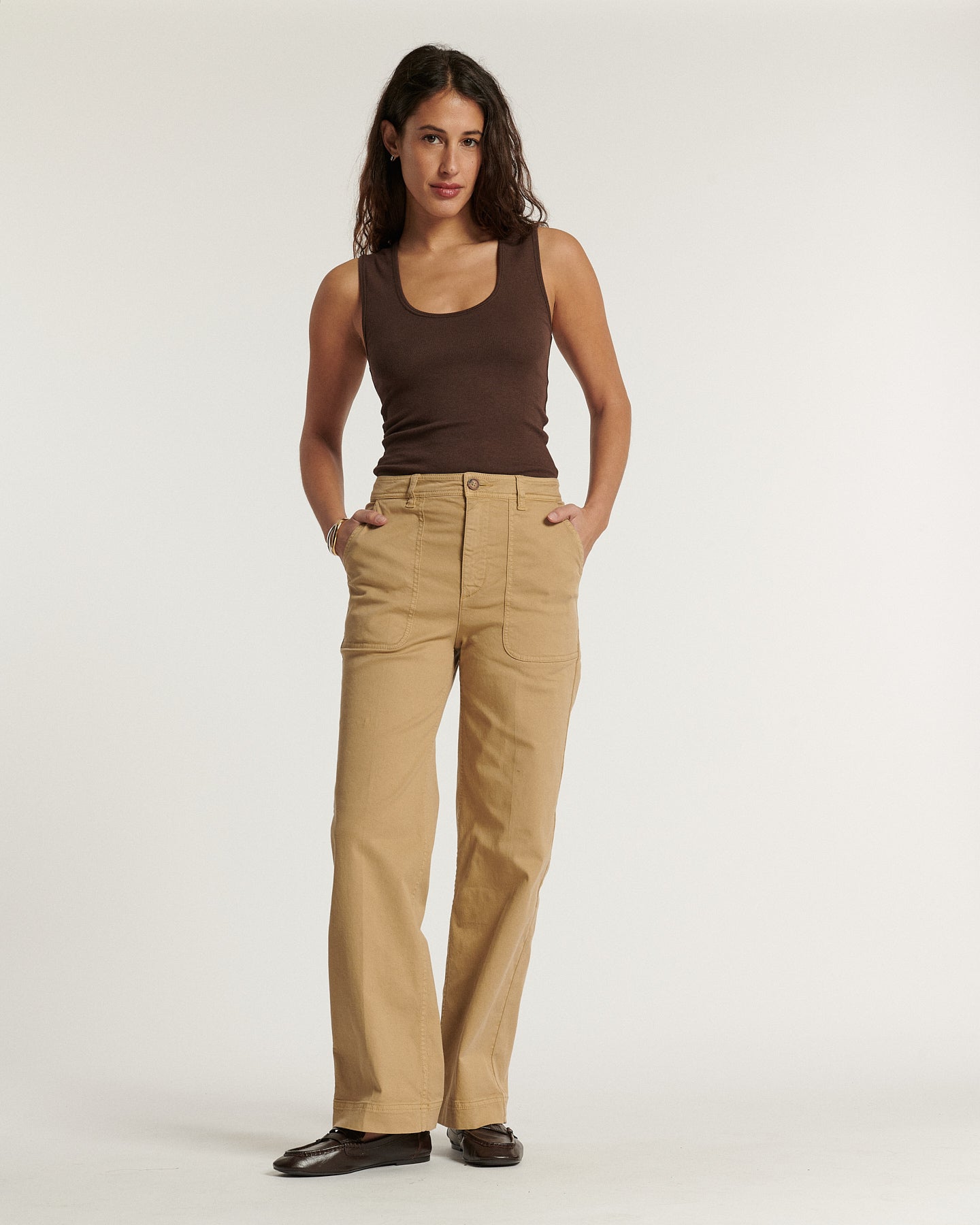 Pantalon droit en coton marron clair, coupe utility stretch offrant confort et adaptabilité, idéal pour femme. Style intemporel et matière légère pour l'été.