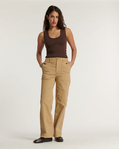 Pantalon droit en coton marron clair, coupe utility stretch offrant confort et adaptabilité, idéal pour femme. Style intemporel et matière légère pour l'été.