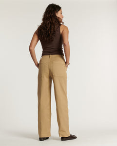 Pantalon droit en coton couleur praline, coupe utility stretch confortable et adaptée à toutes les morphologies, parfait pour un look été décontracté.