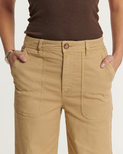 Pantalon droit en coton stretch de couleur praline, coupe décontractée avec poches avant apparentes, idéal pour l'été et toutes morphologies.
