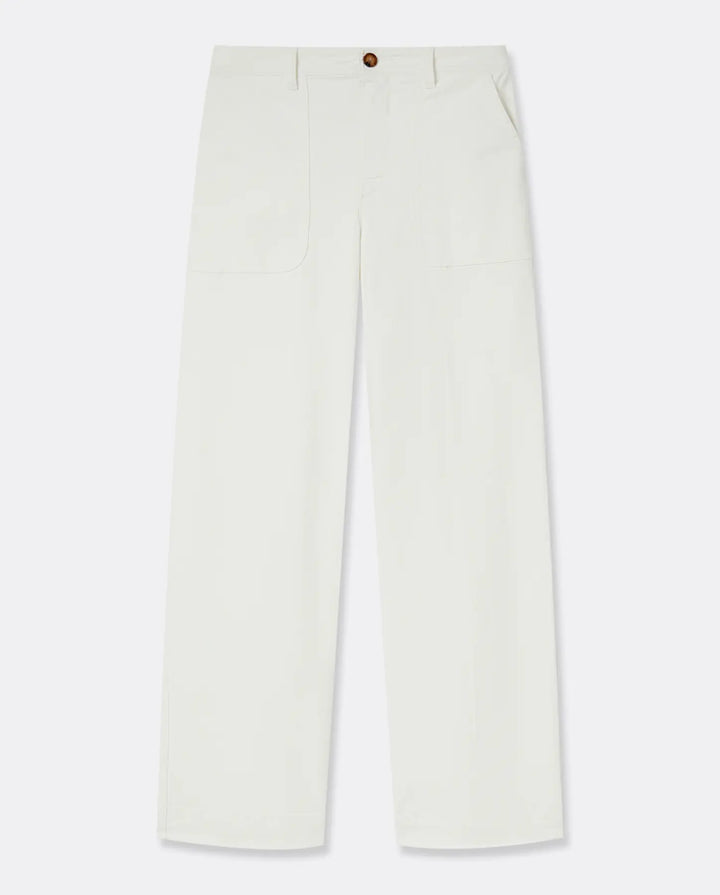 Pantalon blanc en coton avec coupe droite et large, tissu stretch, adaptabilité idéale pour toutes morphologies, style utility avec poches plaquées.