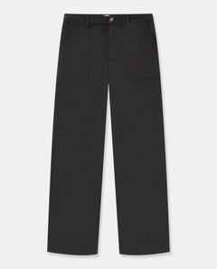 Pantalon marron en tissu stretch souple, coupe droite et confortable, avec poches avant arrondies et taille ajustée, idéal pour toutes les morphologies féminines.