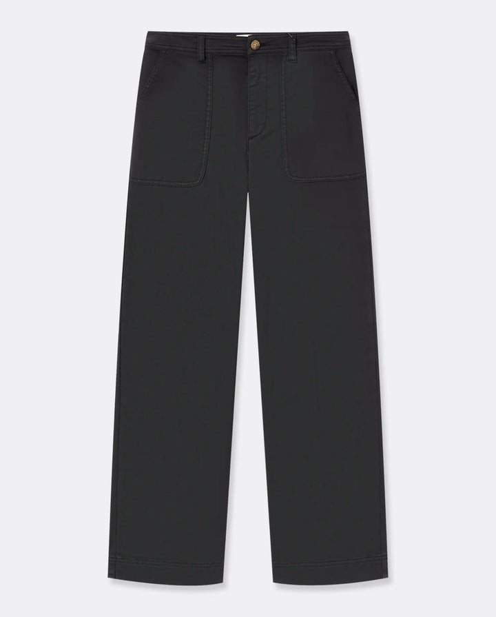 Pantalon marron en tissu stretch souple, coupe droite et confortable, avec poches avant arrondies et taille ajustée, idéal pour toutes les morphologies féminines.