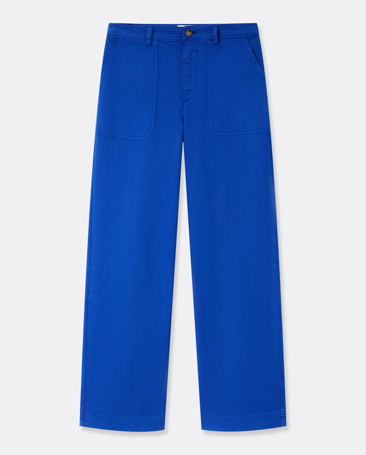 Pantalon femme en coton bleu outremer, coupe droite et confortable, avec poches avant carrées et taille ajustée pour s’adapter à toutes les morphologies.