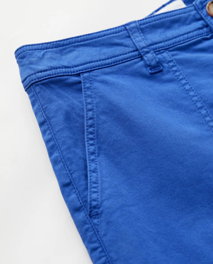 Jean femme bleu outremer en coton stretch avec coupe droite ajustée et poches latérales intégrées pour un confort optimal.