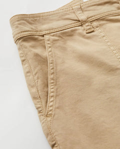 Jean femme en coton couleur praline avec coupe droite et matière stretch, offrant un confort optimal et une silhouette adaptable à toutes les morphologies.