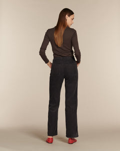 Jean droit femme en denim noir avec une coupe classique et une matière coton, s’adaptant à toutes les morphologies pour un confort optimal.