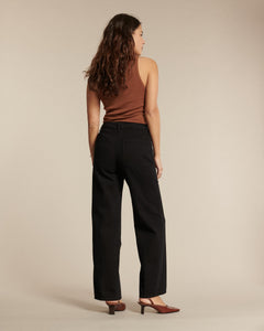 Jean droit noir en denim 100% coton, coupe confortable et fluide qui s’adapte à toutes les morphologies, idéal pour un style décontracté et féminin.