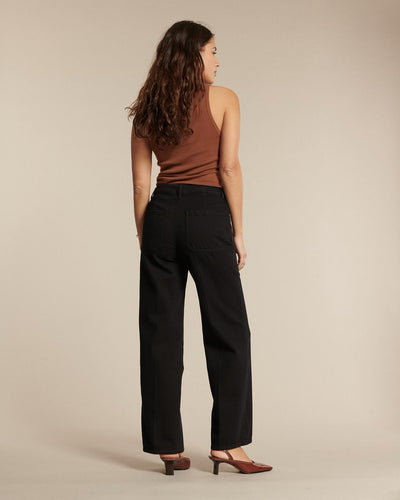 Jean droit noir en denim 100% coton, coupe confortable et fluide qui s’adapte à toutes les morphologies, idéal pour un style décontracté et féminin.