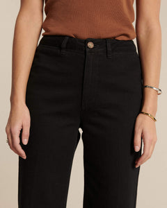 Jean noir en denim épais, coupe droite, taille haute, offrant un ajustement flatteur et confortable pour toutes les morphologies féminines.