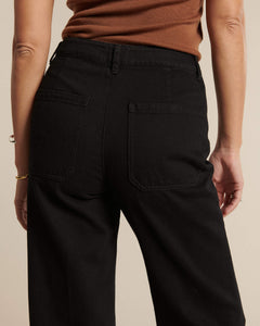 Jean en denim noir 100 % coton au tissu épais, coupe droite confortable avec poches arrière, conçu pour s’adapter à toutes les morphologies féminines.