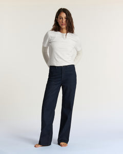 Jean en denim brut bleu foncé, coupe droite et taille haute, matière 100 % coton, offrant une silhouette élégante et un confort adapté à toutes les morphologies.