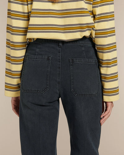 Jean droit en denim 100% coton de couleur bleu foncé, coupe taille haute avec poches arrière carrées, conçu pour s’adapter à diverses morphologies féminines.