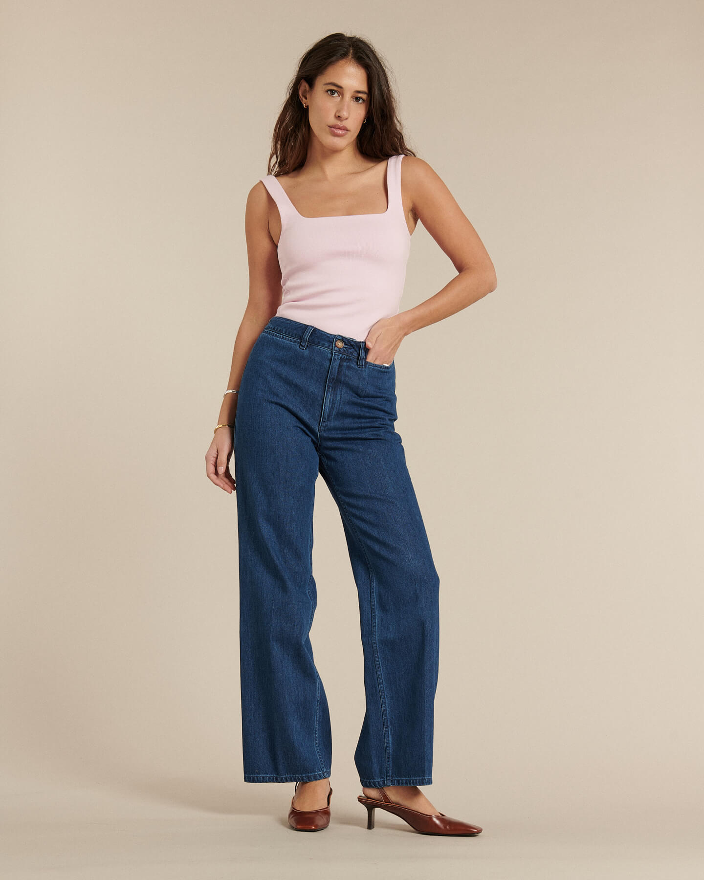 Jean femme en denim bleu moyen, matière 100 % coton, coupe droite avec une taille haute qui valorise toutes les morphologies, style confortable et élégant.