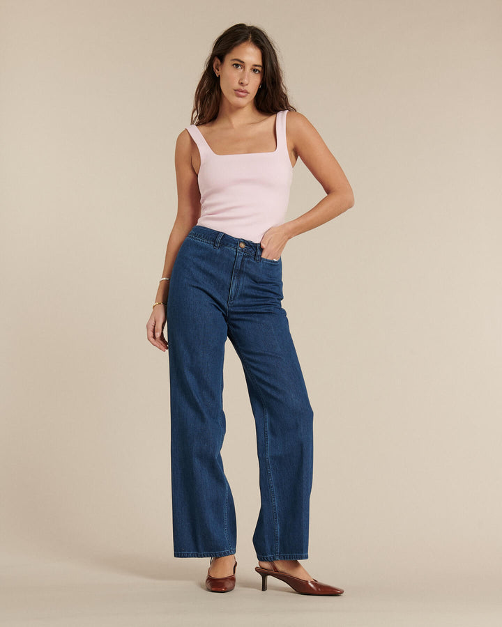Jean femme en denim bleu moyen, matière 100 % coton, coupe droite avec une taille haute qui valorise toutes les morphologies, style confortable et élégant.