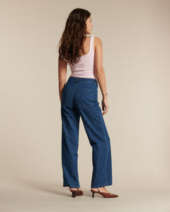 Jean pour femme en denim bleu moyen 100 % coton avec coupe droite et taille haute, offrant un fit confortable et adapté à toutes les morphologies.