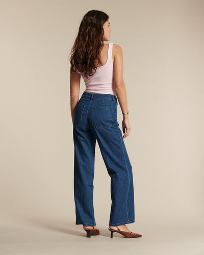 Jean pour femme en denim bleu moyen 100 % coton avec coupe droite et taille haute, offrant un fit confortable et adapté à toutes les morphologies.