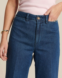 Jean droit en denim bleu moyen, matière 100 % coton, coupe ajustée et confortable adaptée à toutes les morphologies féminines.