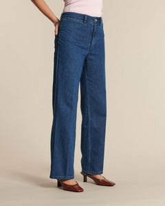 Jean en denim 100% coton de couleur bleu moyen, coupe droite et confortable, s'adaptant parfaitement à toutes les morphologies féminines.