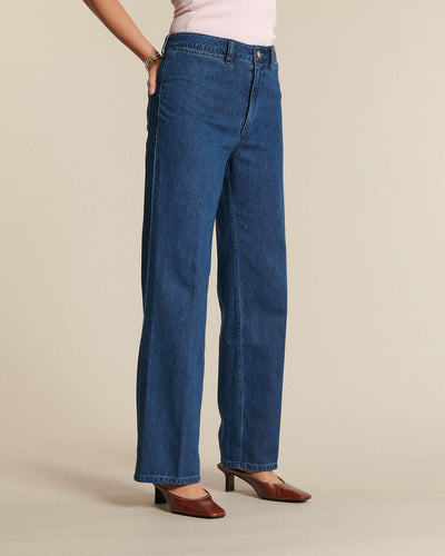 Jean en denim 100% coton de couleur bleu moyen, coupe droite et confortable, s'adaptant parfaitement à toutes les morphologies féminines.