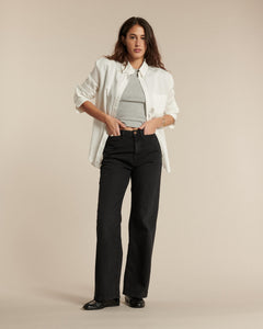 Jean femme en denim 100% coton couleur gris très foncé, coupe droite et longueur classique offrant un ajustement confortable et élégant.