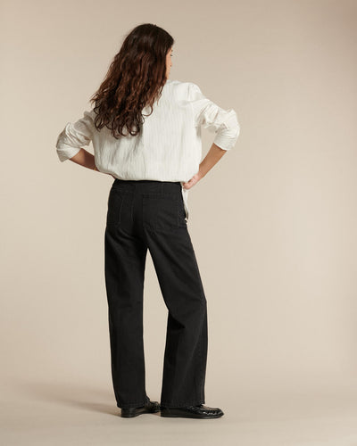 Jean en denim 100% coton gris foncé avec coupe droite et légère largeur aux jambes, conçu pour s'adapter confortablement à toutes les morphologies féminines.