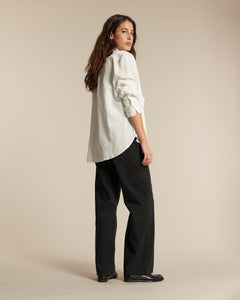 Jean pour femme en denim épais couleur gris foncé, coupe droite et relaxed pour s’adapter à toutes les morphologies avec un tombé fluide.