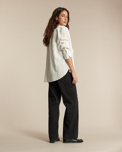 Jean pour femme en denim épais couleur gris foncé, coupe droite et relaxed pour s’adapter à toutes les morphologies avec un tombé fluide.
