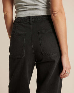 Jean femme en denim 100 % coton de couleur gris foncé, coupe droite avec taille haute et poches arrière carrées pour un style intemporel et confortable.