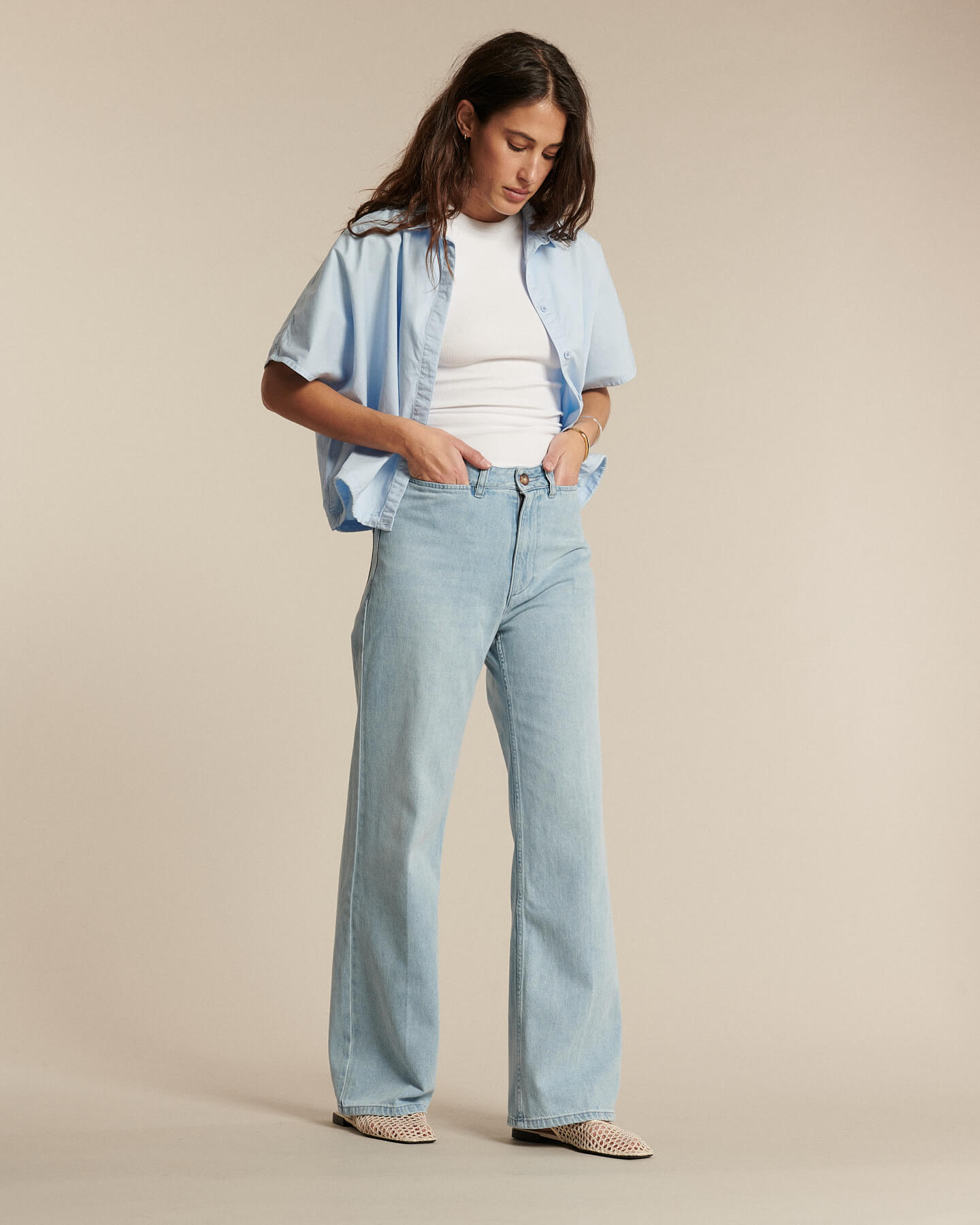 Jean en denim léger bleu clair 100 % coton avec coupe droite et légèrement évasée, idéal pour toutes les morphologies féminines, confortable et élégant.