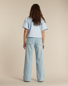 Jean femme en denim léger bleu clair, coupe droite et ample, matière douce et confortable adaptée à toutes les morphologies.