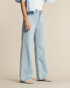 Jean femme en denim coton léger couleur bleu clair, coupe large droite et fluide, idéal pour un confort et une silhouette décontractée.
