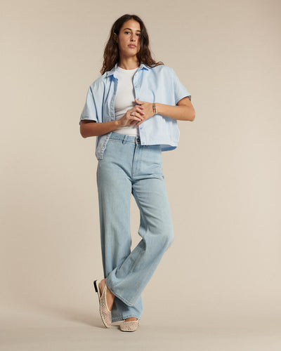 Jean femme en denim léger bleu clair, coupe droite et fluide, matière 100% coton offrant un ajustement confortable et adaptable à toutes les morphologies.