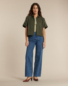 Jean pour femme en denim 100 % coton de couleur bleu moyen, coupe droite et légèrement large, offrant un tombé fluide et confortable adapté à toutes les morphologies.