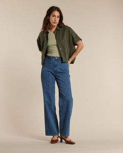 Jean femme en denim 100 % coton de couleur bleu moyen, coupe droite et taille haute, offrant un fit confortable et adapté à toutes les morphologies.