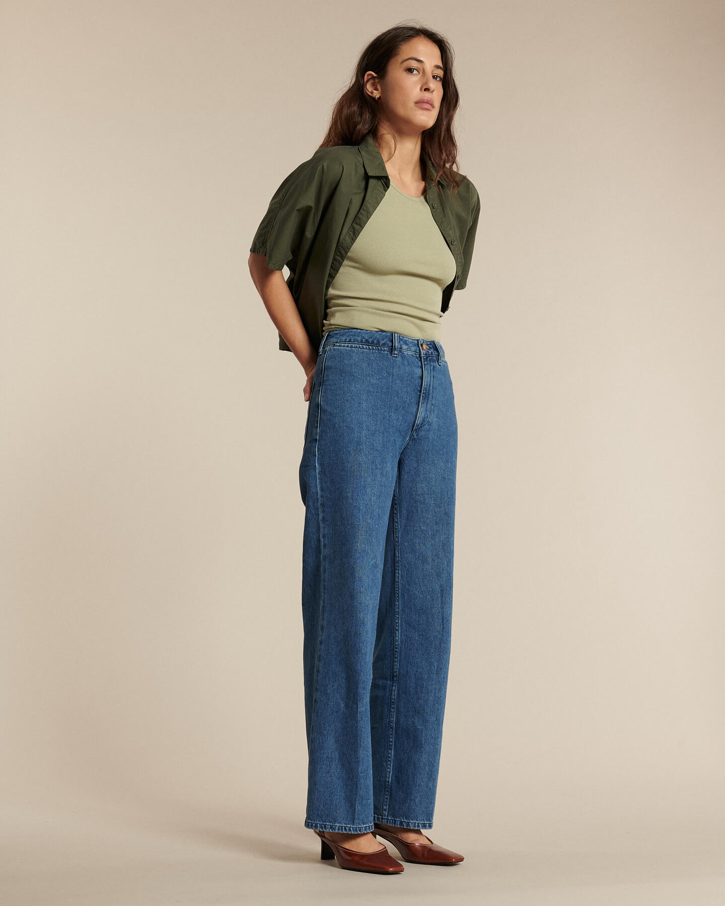 Jean en denim 100 % coton de couleur bleu moyen, coupe droite et fluide, adapté à toutes les morphologies féminines pour un confort optimal.
