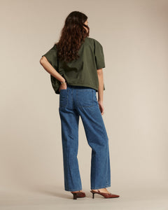 Jean femme en denim coton bleu moyen, coupe droite offrant une silhouette élégante et confortable, adapté à toutes les morphologies.