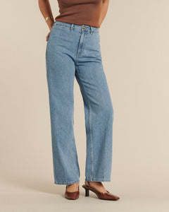 Jean femme en denim bleu clair, coupe droite et taille haute, confectionné en coton pour un confort naturel et un style décontracté adapté à toutes les morphologies.