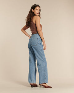 Jean femme en denim bleu clair, coupe droite et ample, en coton, offrant un fit confortable qui s'adapte à toutes les morphologies.