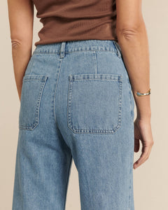 Jean pour femme en denim bleu clair, coupe droite avec deux grandes poches arrière, matière 100 % coton confortable et adaptée à toutes les morphologies.