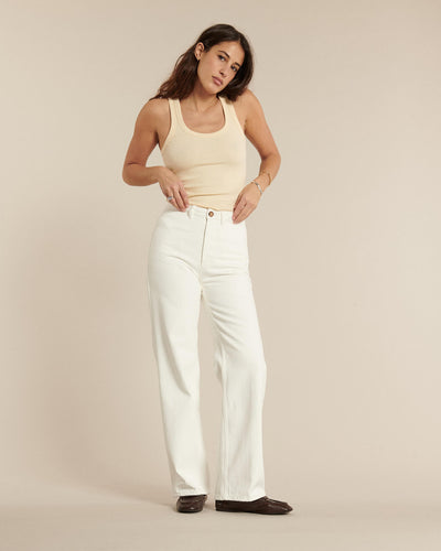 Jean blanc en denim 100 % coton avec une coupe droite et ample, offrant un ajustement confortable et adapté à toutes les morphologies féminines.