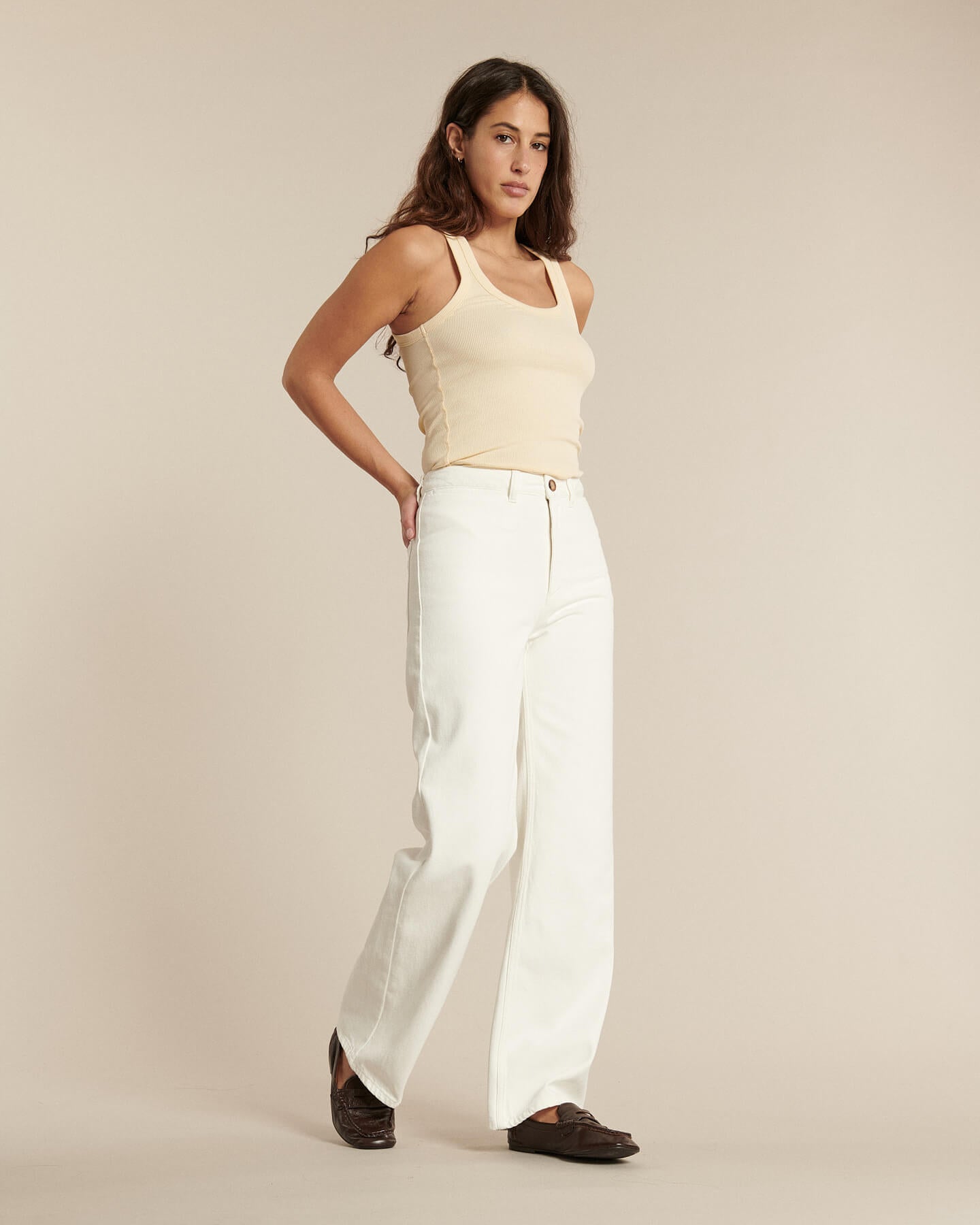 Jean blanc en denim 100 % coton avec une coupe droite et ample, offrant un confort optimal et une silhouette élégante adaptée à toutes les morphologies.