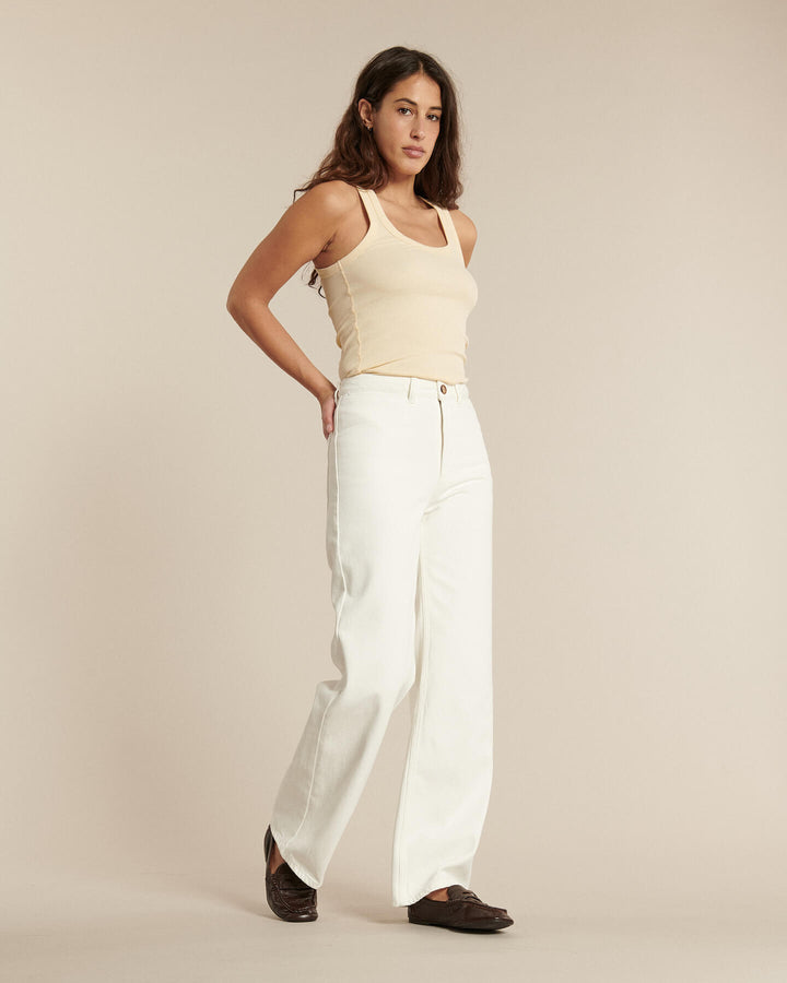 Jean blanc en denim 100 % coton avec une coupe droite et ample, offrant un confort optimal et une silhouette élégante adaptée à toutes les morphologies.